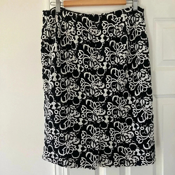 Talbots Skirt Black @ White Floral Embroidered Lace Overlay Lined Pencil Size 10 - Picture 5 of 6